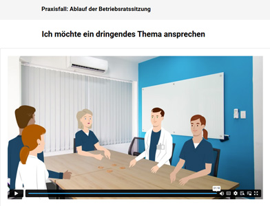 Screenshot: Animierte Szene mit fünf Personen in einem Konferenzraum am Sitzungstisch, Sprechblase ‚Ich möchte ein dringendes Thema ansprechen‘ als Praxisfall einer Betriebsratssitzung
