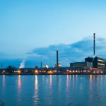 Mehrere Industrieanlagen im Abendlicht: Die Produktion ist eingefahren, die Luftschmutzung