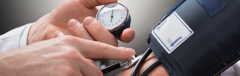 Blutdruckmessung gehört zur Einstellungsuntersuchung.
