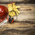 Sicher arbeiten mit kombinierter Persönlicher Schutzausrüstung Helm, Handschuhe, Gehörschützer