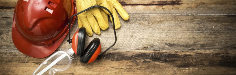 Sicher arbeiten mit kombinierter Persönlicher Schutzausrüstung Helm, Handschuhe, Gehörschützer
