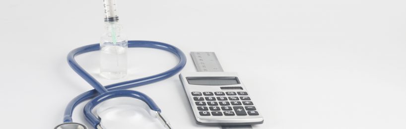 Präventionsgesetz in wesentlichen Teilen in Kraft getreten Taschenrechner mit Stethoskop