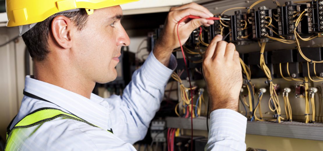 Elektrofachkraft bei der Arbeit