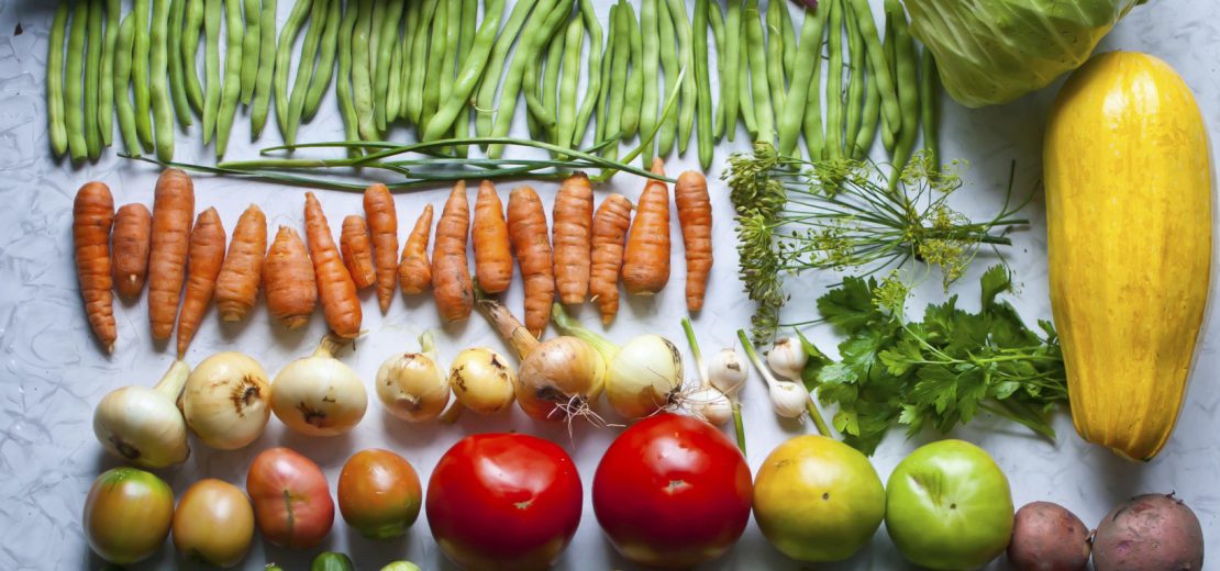 Ordentlich in Reihen sortierte Gemüse: Gurken, Karotten, Tomaten , Kartoffeln, Mais, Rote Beeten