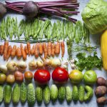Ordentlich in Reihen sortierte Gemüse: Gurken, Karotten, Tomaten , Kartoffeln, Mais, Rote Beeten