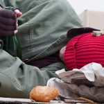 Obdachloser schläft auf der Straße