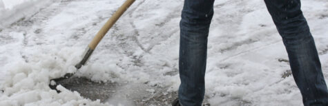 Mann räumt Eis und Schnee