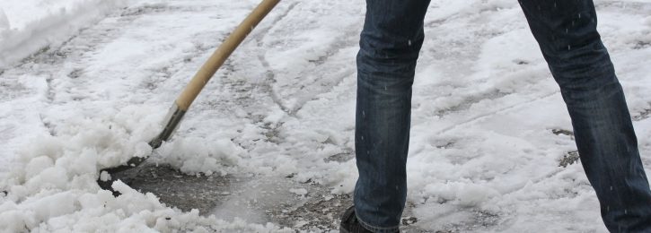 Mann räumt Eis und Schnee