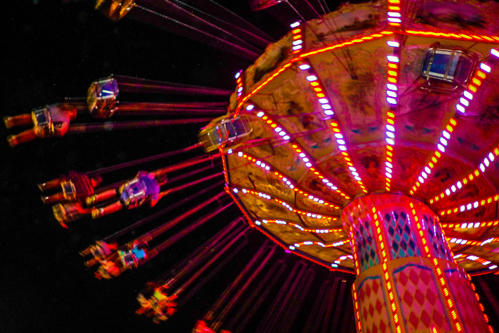 Ortsansässigkeit als Kriterium für die Zulassung zu einem Schützenfest Karusell bei Nacht