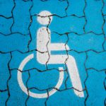 Rollstuhlzeichen auf Pflaster