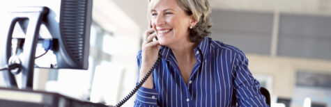 Frau, die telefoniert