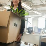 Kiste mit Büromaterial