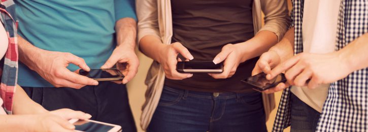 Was ist Ihnen ein „Facebook-Fasten“ wert? 1.000 €? 2.000 €? Ein Forscherteam gibt Aufschluss! Jugendliche mit Smartphones