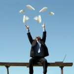 Mann wirft Papiere in die Luft