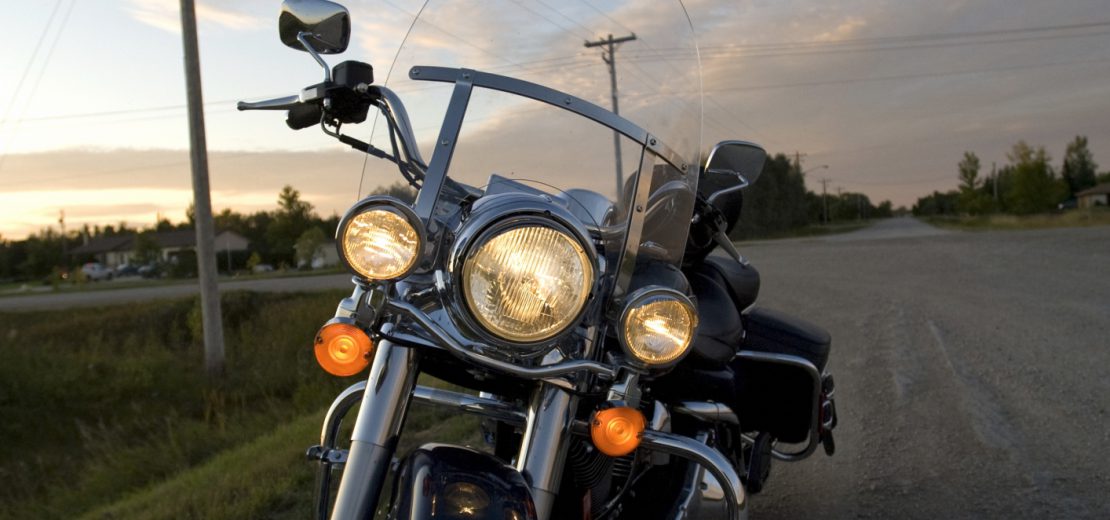 Motorrad auf Landstraße
