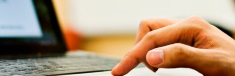 Hand auf Tastatur