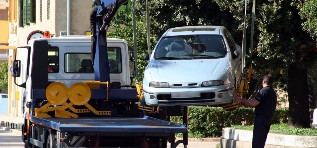 Abschleppen bei offenem Autofenster