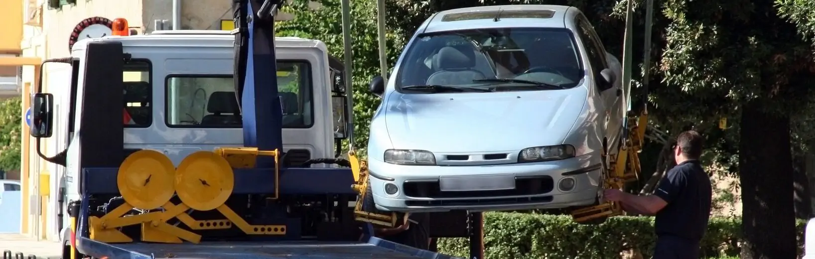 Abschleppen bei offenem Autofenster