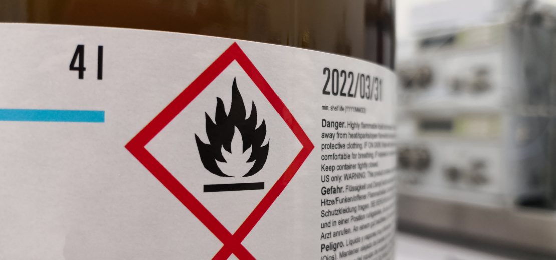 Abbildung eines Gefahrstoffpiktogramms auf einer braunen Flasche.