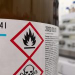 Abbildung eines Gefahrstoffpiktogramms auf einer braunen Flasche.