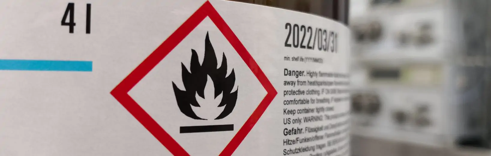 Kennzeichnung von Gefahrstoffen: so geht’s richtig Abbildung eines Gefahrstoffpiktogramms auf einer braunen Flasche.