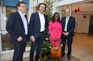 WEKA-Geschäftsführer Stephan Behrens und Michael Bruns mit Asylkoordinatorin Maureen Lermer