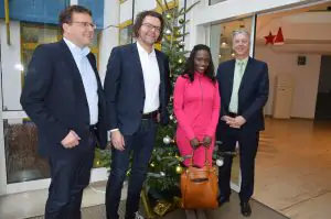 WEKA-Geschäftsführer Stephan Behrens und Michael Bruns mit Asylkoordinatorin Maureen Lermer