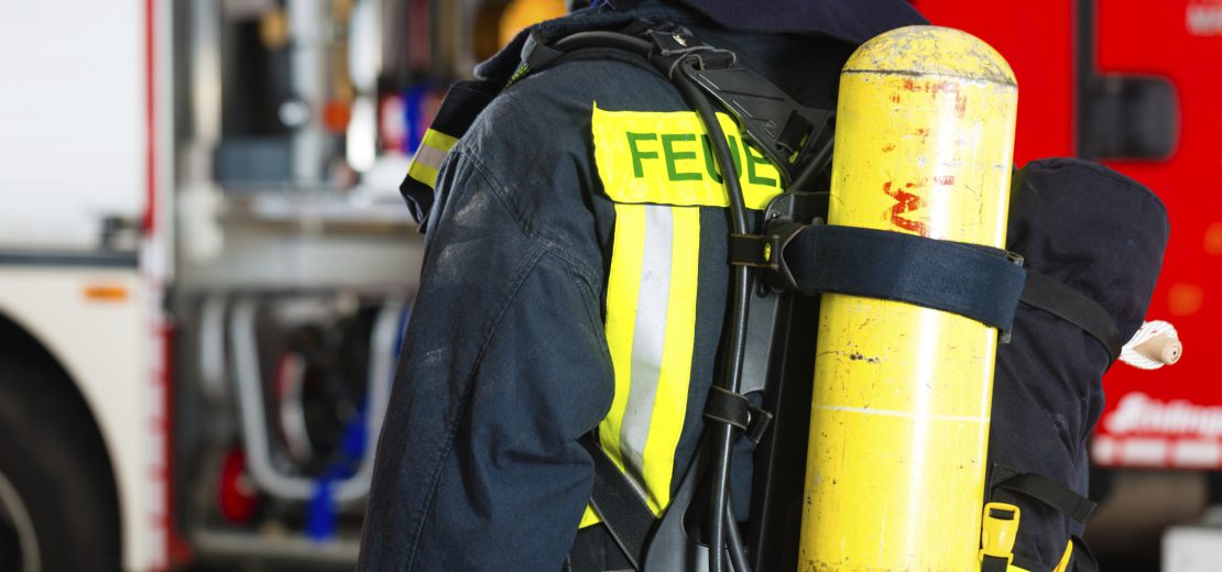 Feuerwehrmann auf dem Weg zum Feuerwehraufzug