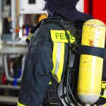 Feuerwehrmann auf dem Weg zum Feuerwehraufzug