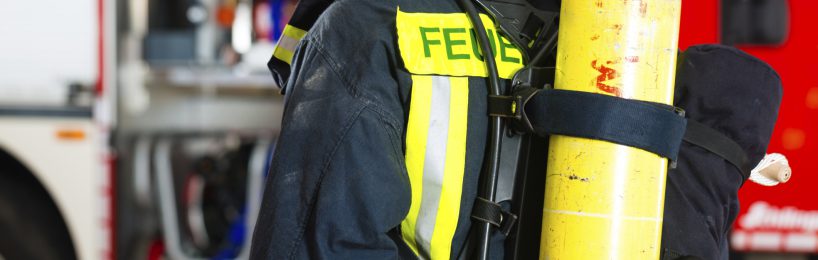 Feuerwehrmann auf dem Weg zum Feuerwehraufzug