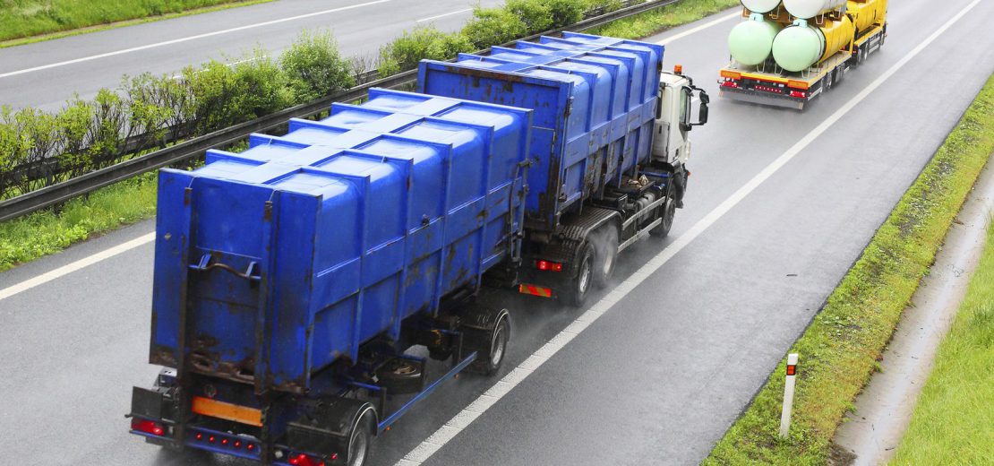 Fahrer von Gefahrguttransporten wie auf diesem Bild brauchen einen entsprechenden ADR-Schein.