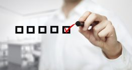 Immissionsschutzbeauftragter hakt seine Aufgaben an einer Checkliste ab.