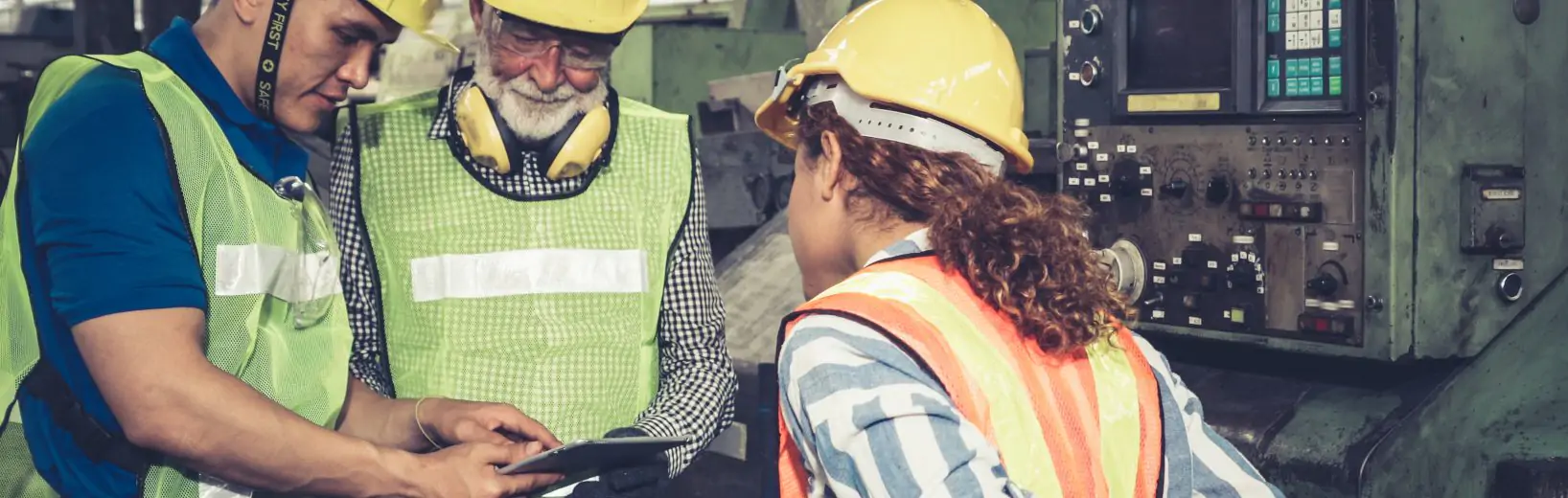Wie die Arbeitsschutzorganisation effizient aufbauen? Zusammenarbeit im Team ist immens wichtig für eine gute Arbeitsschutzorganisation im Betrieb.