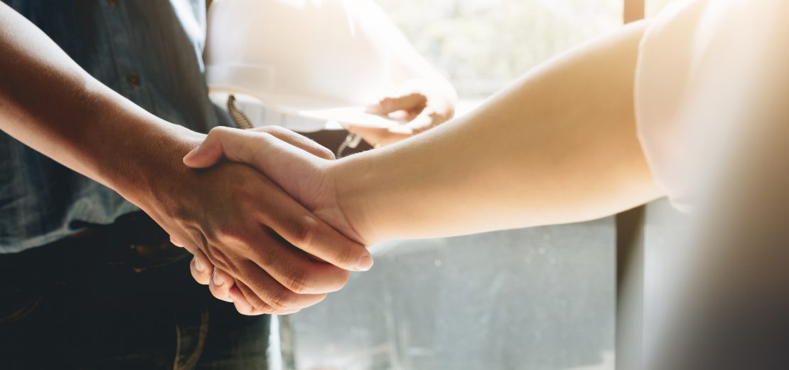 Zwei Männer geben sich die Hand