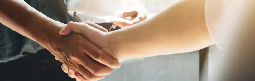 So gehen Sie bei der Bestellung der Fachkraft für Arbeitssicherheit vor Zwei Männer geben sich die Hand