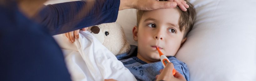 Kind krank – wer zahlt? krankes Kind wird von Mutter versorgt