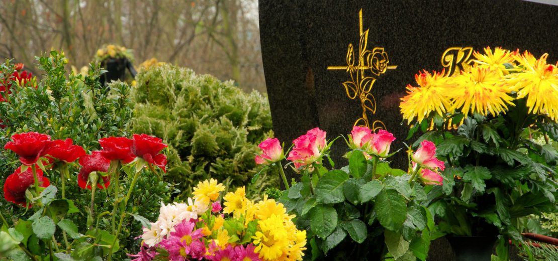 Grab mit Blumen