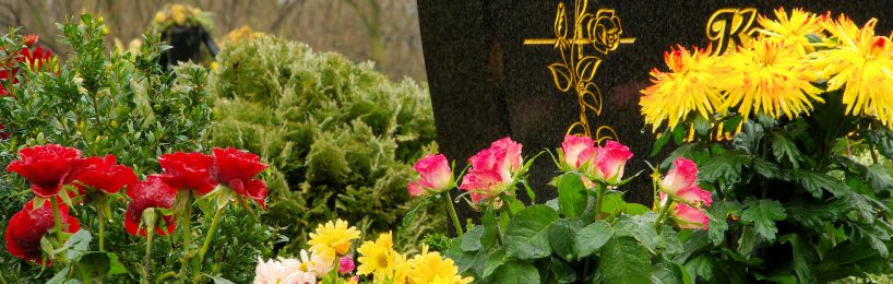 Grab herstellen und einebnen – in einer Gebühr? Grab mit Blumen