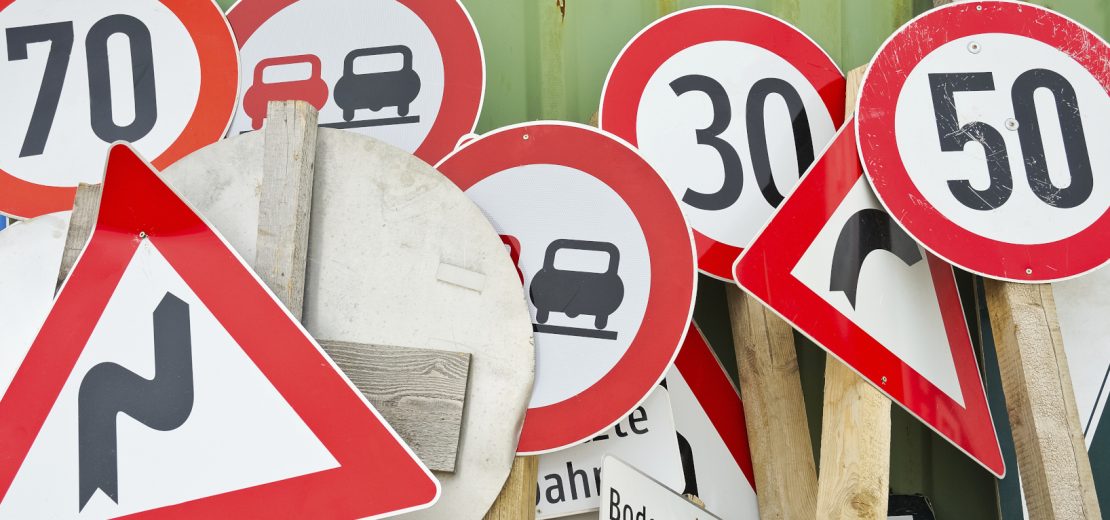 widersprüchliche Verkehrszeichen