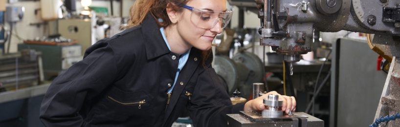 Arbeitszeit für Auszubildende: Das sagt das Arbeitszeitgesetz (ArbZG) Ständerbohrmaschine Azubi