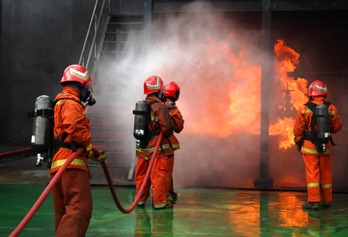 In der Norm DIN VDE 0132 sind u.a. die Aufgaben des Anlagenbetreibers bei der Brandbekämpfung festgelegt.