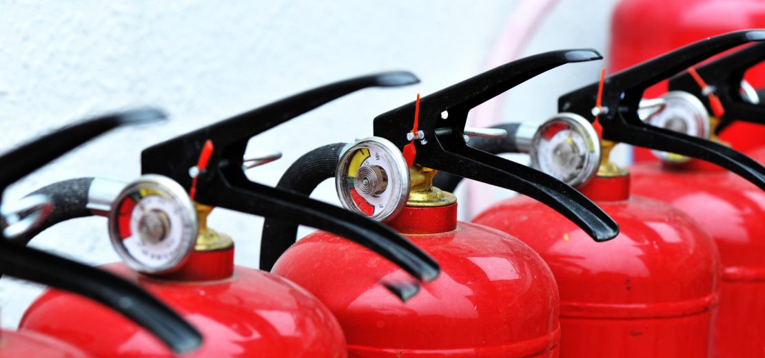 Mehrere Feuerlöscher: Ergebnis der Gefährdungsbeurteilung Brandschutz ist auch die richtige Ausstattung mit Feuerlöschern.