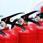 Mehrere Feuerlöscher: Ergebnis der Gefährdungsbeurteilung Brandschutz ist auch die richtige Ausstattung mit Feuerlöschern.