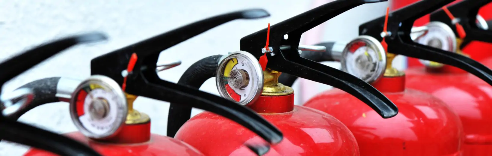 Mehrere Feuerlöscher: Ergebnis der Gefährdungsbeurteilung Brandschutz ist auch die richtige Ausstattung mit Feuerlöschern.