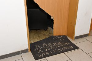 Türe einer verwahrlosten Wohnung