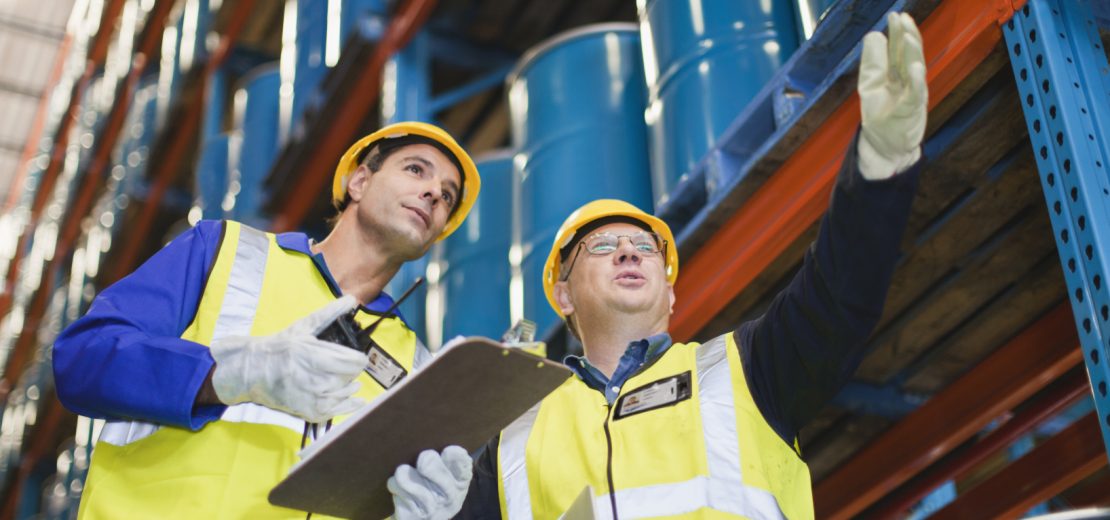 Eine Fachkraft für Arbeitssicherheit beschreibt einer interessierten Person ihre Aufgaben