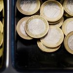 Steuerbetrug mit manipulierten Kassenaufzeichnungen Kassenschublade mit Kleingeld