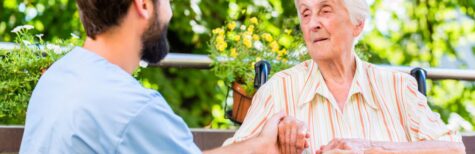 Pflegekraft arbeitet im Pflegeheim nicht als Selbstständiger