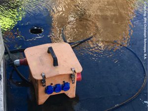 VDE 0100-704 Steckdose in Pfütze