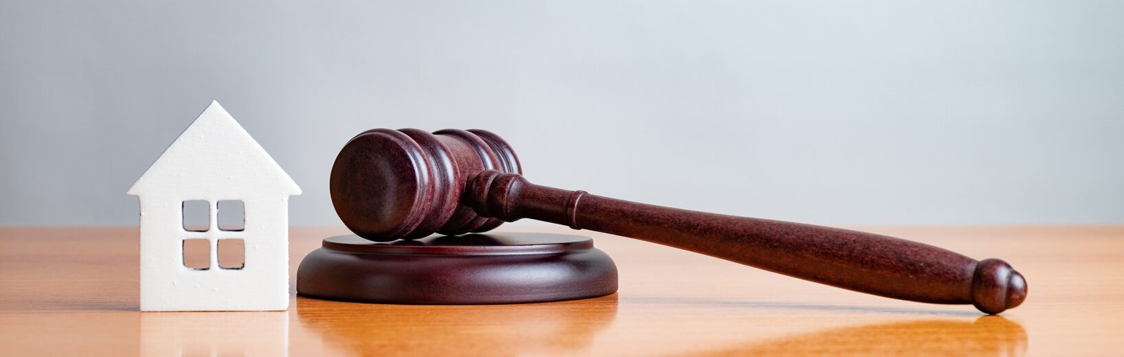 Recht auf Anspruch einer Wohnungsräumung verwirkt Richterhammer und Haus